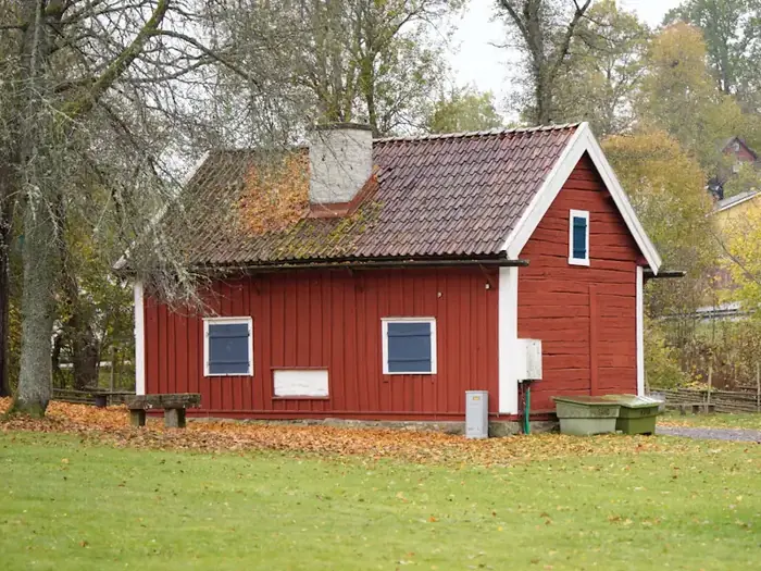 Efter: nymålad röd fasad med vita knutar