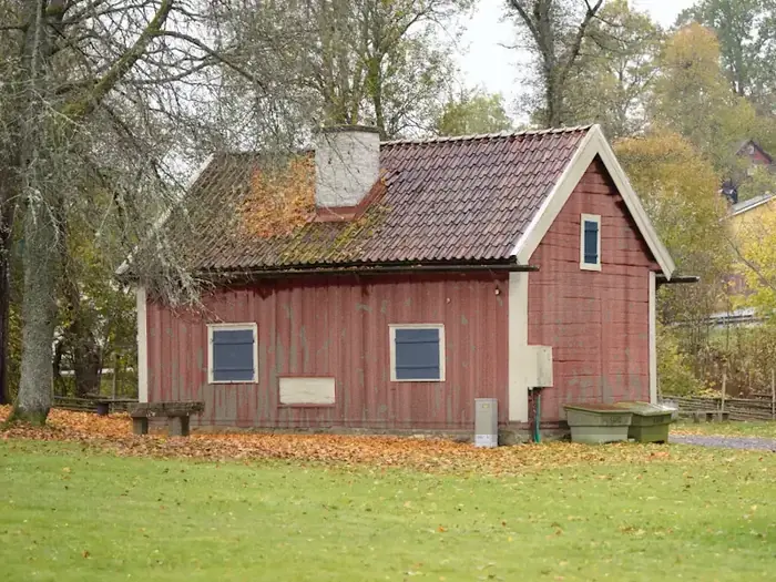 Före: blekt och väderbiten fasad på ett trähus